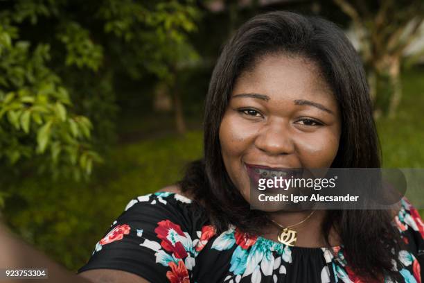 正面黑人婦女微笑 - big beautiful black women 個照片及圖片檔