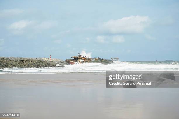 sunken boat in a beach close to tarkwa bay in lagos (nigeria) in a sunny day - lagos nigeria stock-fotos und bilder
