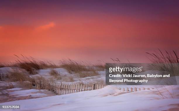 following the snow fence at jones beach, long island, new york - long beach new york imagens e fotografias de stock