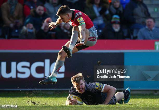 Chris Harris of the Newcastle Falcons scores a try during the Aviva Premiership match between Harlequins and Newcastle Falcons at Twickenham Stoop on...