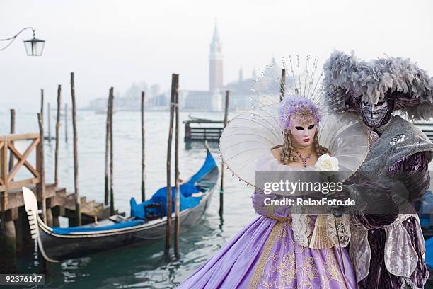 par de máscaras de belleza y el sujeto en venecia (xxl - máscara veneciana fotografías e imágenes de stock