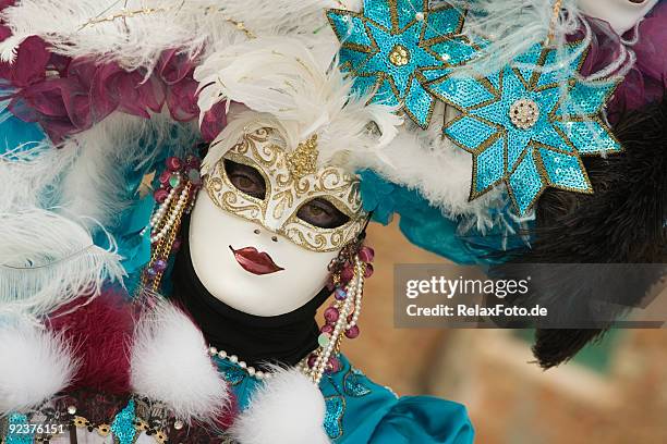 weibliche maske mit herrlichen kostümen im karneval in venedig (xxl - venezianische karnevalsmaske stock-fotos und bilder