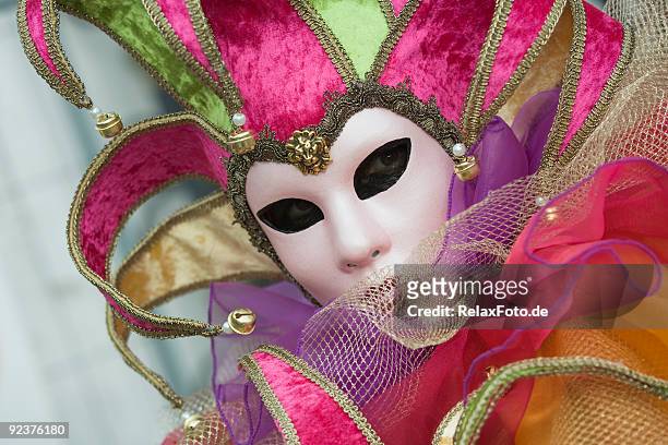 maske mit jester kostüm im karneval in venedig (xl - venezianische karnevalsmaske stock-fotos und bilder