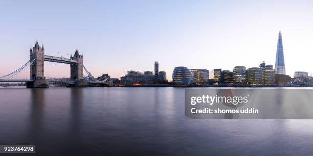 waterfront view of skyline across south of river thames, at twilight - thames river stockfoto's en -beelden