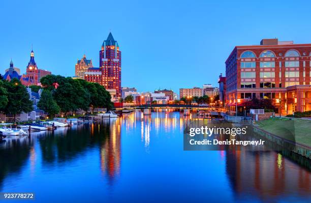 milwaukee riverwalk - milwaukee skyline stock-fotos und bilder