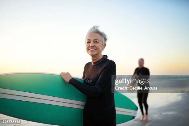 träume sind gemacht, der sonne, surfen und sand - senior woman smiling at camera portrait stock-fotos und bilder