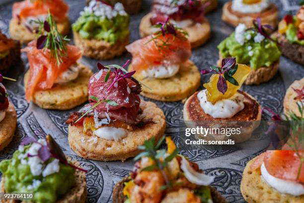 canapés para fiesta - buffet fotografías e imágenes de stock