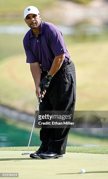 Major League Baseball player Gary Sheffield putts on the green during the 2009 Maddux Harmon Celebrity Invitational at the Spanish Trail Golf and...