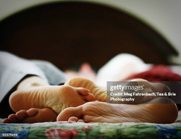 feet - feet in bed stock-fotos und bilder