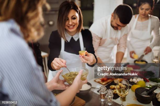 bruschetta machen auf einen kochkurs - kochschürze stock-fotos und bilder