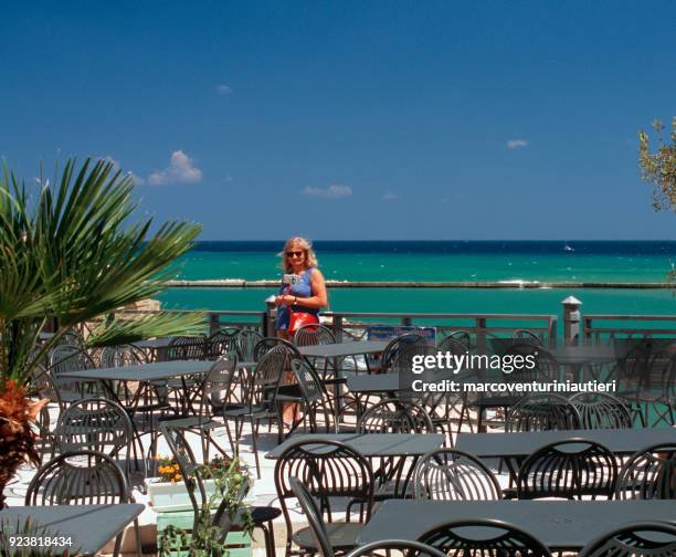 tourist takes a selfie at the sea - marcoventuriniautieri stock pictures, royalty-free photos & images