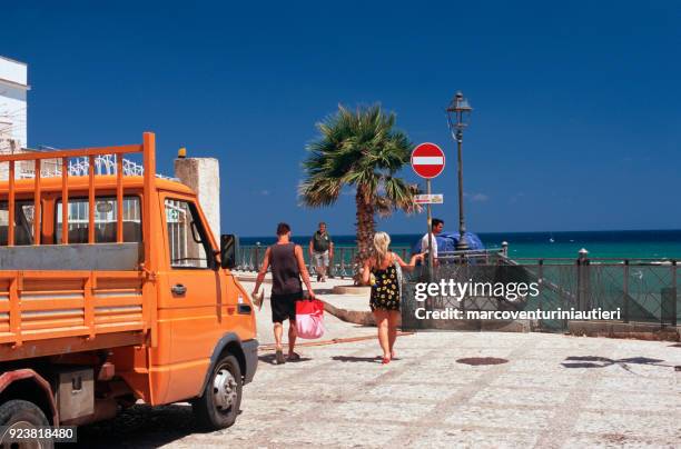 tourists in sicily - marcoventuriniautieri stock pictures, royalty-free photos & images