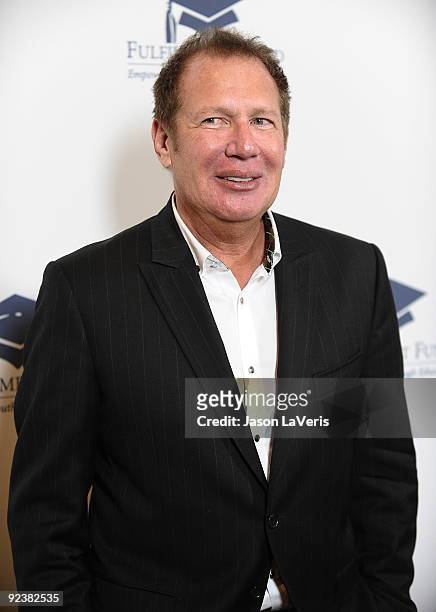 Comedian Garry Shandling attends the 2009 Fullfillment Fund annual stars benefit gala at Beverly Hills Hotel on October 26, 2009 in Beverly Hills,...