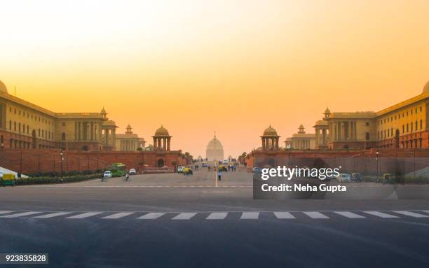 india's presidential palace (rashtrapati bhavan) at sunset - indian politics and governance stock-fotos und bilder