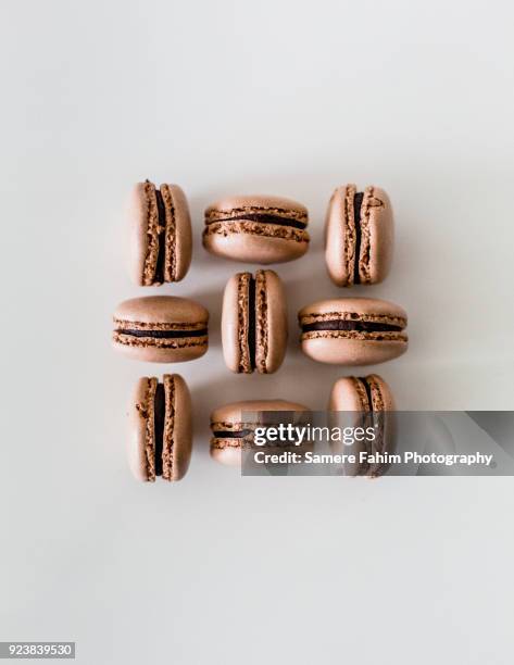 traditional french dessert - macaroon photos et images de collection