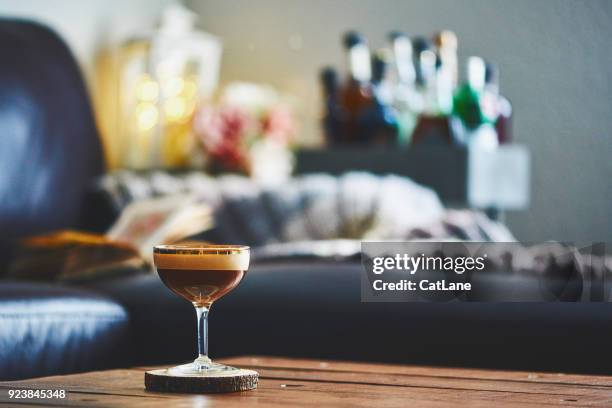 espresso martini cocktail op salontafel in overdekte instelling - koffietafel stockfoto's en -beelden