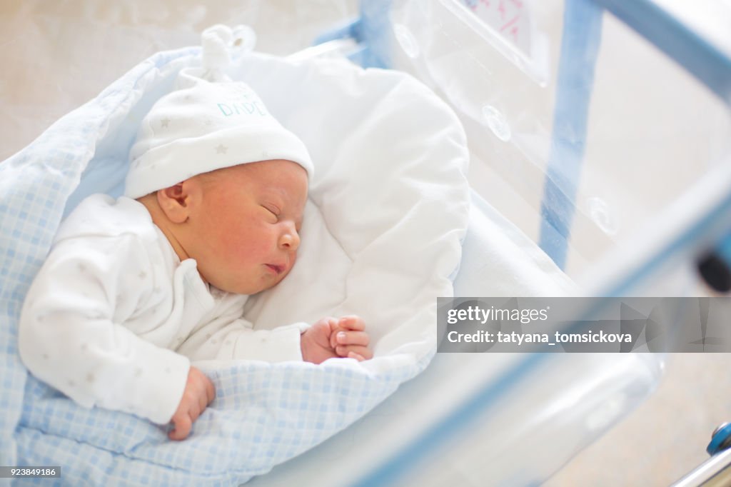 Bebê recém-nascido deitado no berço em hospital pré-natal
