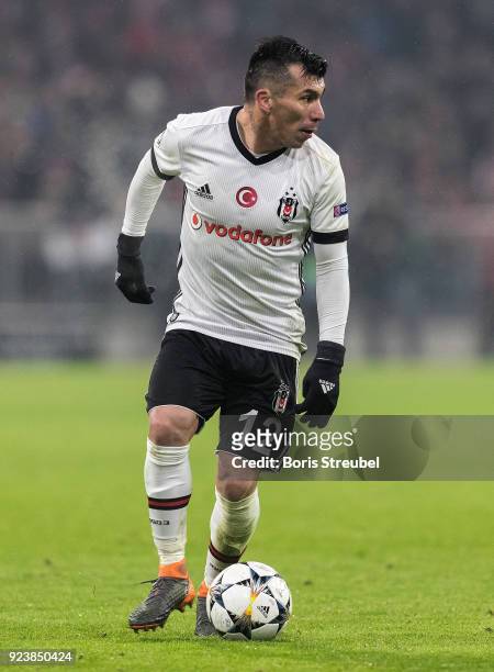 Gary Medel of Besiktas Istanbul runs with the ball during the UEFA Champions League Round of 16 First Leg match between Bayern Muenchen and Besiktas...