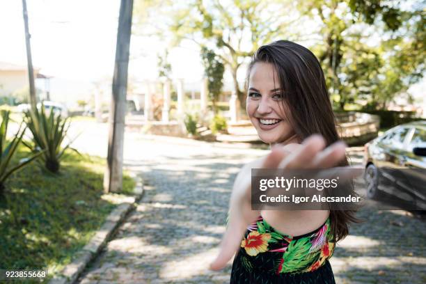 sie mit mir - heranlocken stock-fotos und bilder