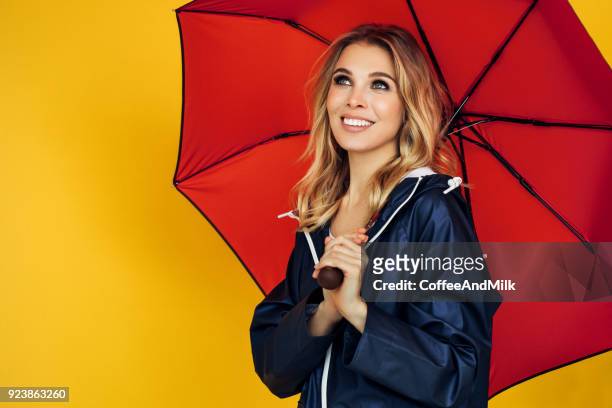 mooie vrouw - rain model stockfoto's en -beelden