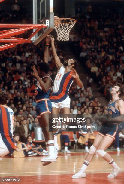 Archie Clark of the Baltimore Bullets shoots over Earl Monroe of the New York Knicks during an NBA basketball game circa 1972 at the Baltimore Civic...