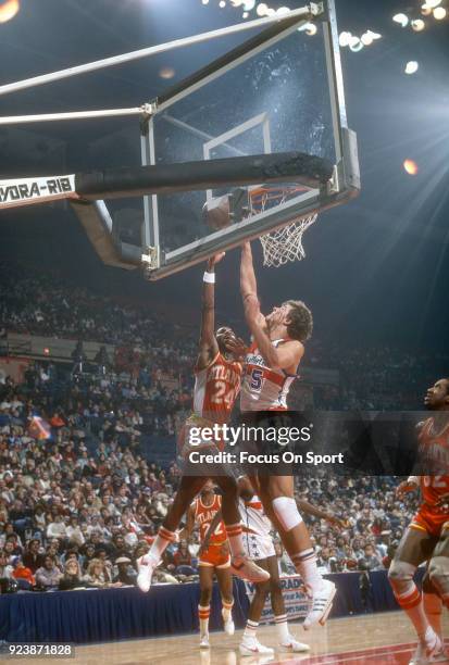 Armond Hill of the Atlanta Hawks shoots over Mitch Kupchak of the Washington Bullets during an NBA basketball game circa 1979 at the Capital Centre...