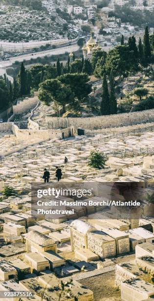 mount of olives, orthodox jews in the jewish cemetery, on the background the russian church of mary magdalene - mont des oliviers photos et images de collection