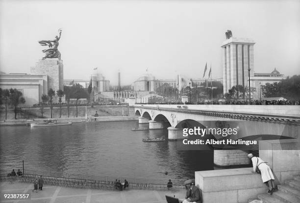World Fair in Paris. The palais de Chaillot and the pont d'Iéna with the USSR and Germany pavilions facing.