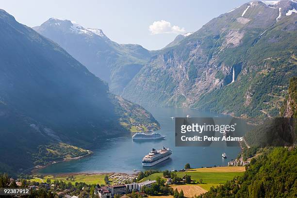 cruise ships, geirangerfjord, norway - クルージング ストックフォトと画像