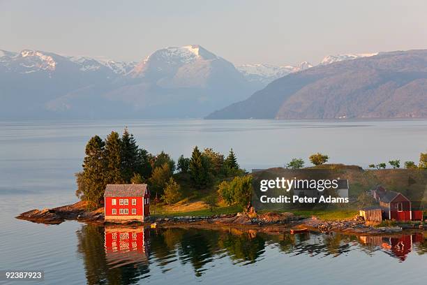 hardangerfjorden nr bergen, western fjords, norway - 卑爾根 個照片及圖片檔