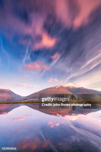 motion and symmetrical reflections on tewet tarn . lake district national park. uk. - blencathra 個照片及圖片檔