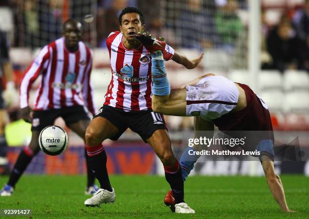 Kieran Richardson of Sunderland collides with James Milner of Aston Villa's boot during the Carling Cup 4th Round match between Sunderland and Aston...