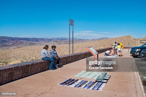 as mulheres nativas vendem joias em uma parada de rodovia no arizona - sells arizona - fotografias e filmes do acervo