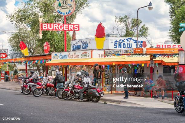 biker auf der historischen route 66 in seligman arizona - route 66 stock-fotos und bilder