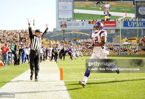 Percy Harvin of the Minnesota Vikings runs back a kick-off against the Pittsburgh Steelers at Heinz Field on October 25, 2009 in Pittsburgh,...