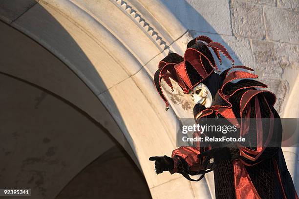 hombre con traje de máscara de bufón en el carnaval de venecia (xl - harlequin fotografías e imágenes de stock