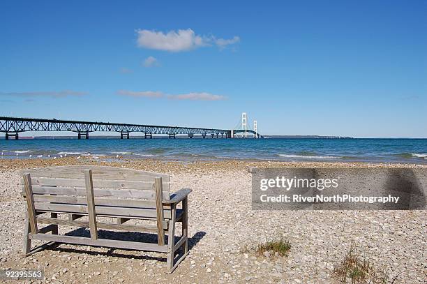 banco en puente mackinac - mackinac bridge fotografías e imágenes de stock