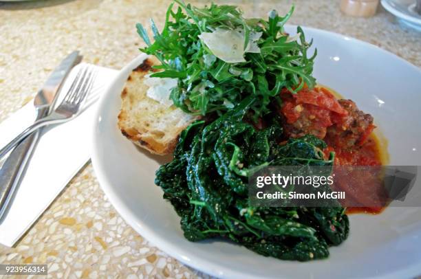toasted bread with fresh arugla and parmesan cheese shavings, wilted chard, meatballs in tomato sauce - blette photos et images de collection