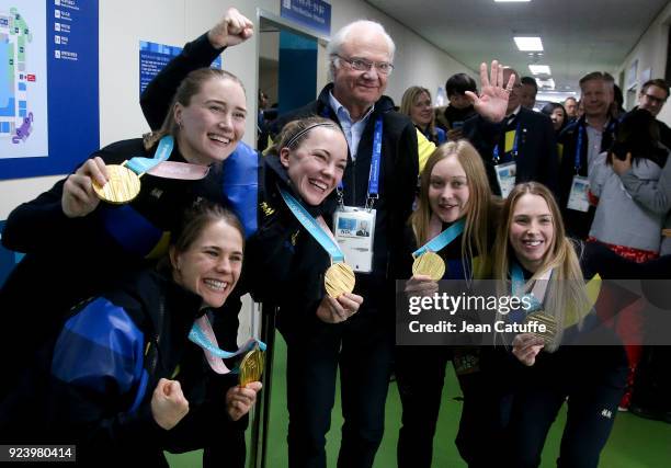 King Carl XVI Gustaf of Sweden poses with gold medalists of Team Sweden Anna Hasselborg, Sara McManus, Agnes Knochenhauer, Jennie Waahlin, Sofia...