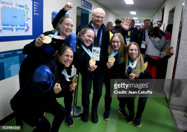 King Carl XVI Gustaf of Sweden poses with gold medalists of Team Sweden Anna Hasselborg, Sara McManus, Agnes Knochenhauer, Jennie Waahlin, Sofia...