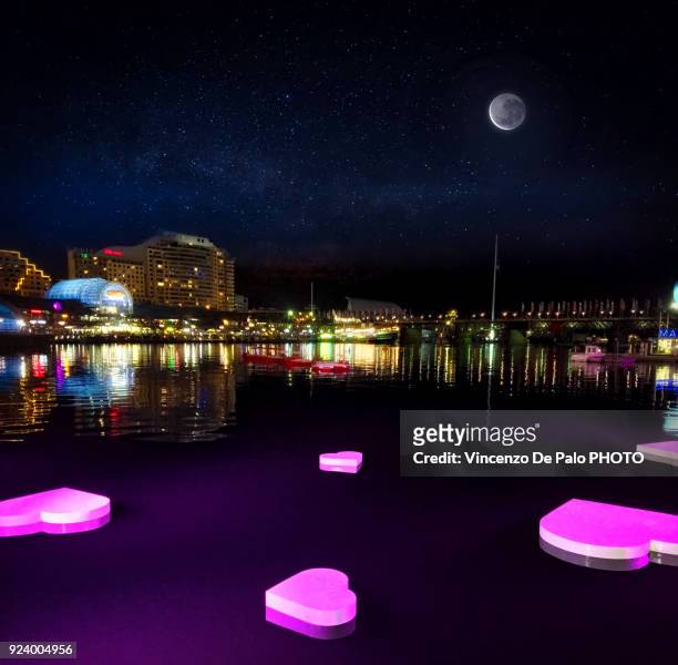 pink hearts under the moonlight - darling harbor photos et images de collection