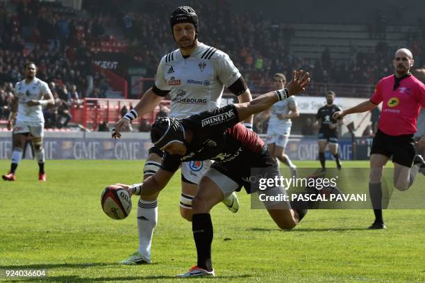 Toulouse's South Africa winger Cheslin Kolbe scores a try during the French Top 14 rugby union match Toulouse vs Brive on February 25, 2018 at the...