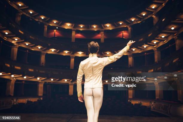 männliche ballett-tänzer - theater stock-fotos und bilder