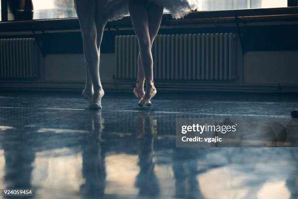 vida de bailarinas - estudio de ballet fotografías e imágenes de stock