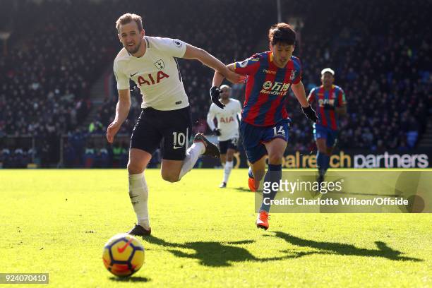 Harry Kane of Tottenham and Chung-yong Lee of Crystal Palace battle for the ball during the Premier League match between Crystal Palace and Tottenham...
