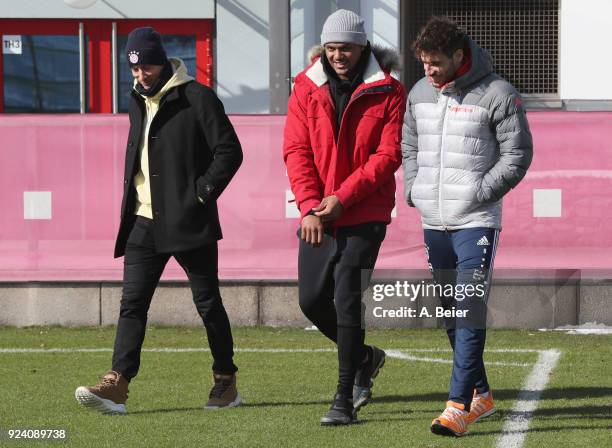 Robert Lewandowski and Javi Martinez of FC Bayern Muenchen chat with NFL player Deshaun Watson of Houston Texans after a training session at the...