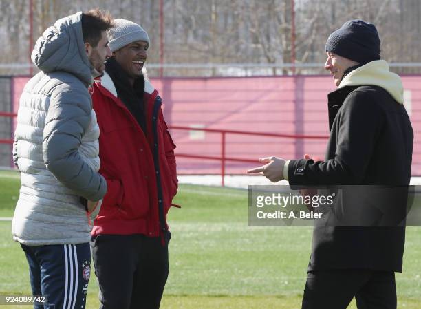 Javi Martinez and Robert Lewandowski of FC Bayern Muenchen joke with NFL player Deshaun Watson of Houston Texans after a training session at the...