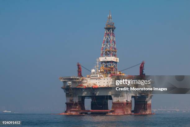 aceite de la plataforma de perforación en la bahía de guanabara, río de janeiro - plataforma para la exploración de petróleo fotografías e imágenes de stock