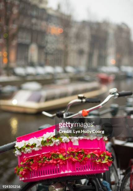 bicycle and pink basket in winter in amsterdam - lyn holly coorg stock-fotos und bilder