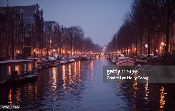 amsterdam canal in winter at night - lyn holly coorg imagens e fotografias de stock